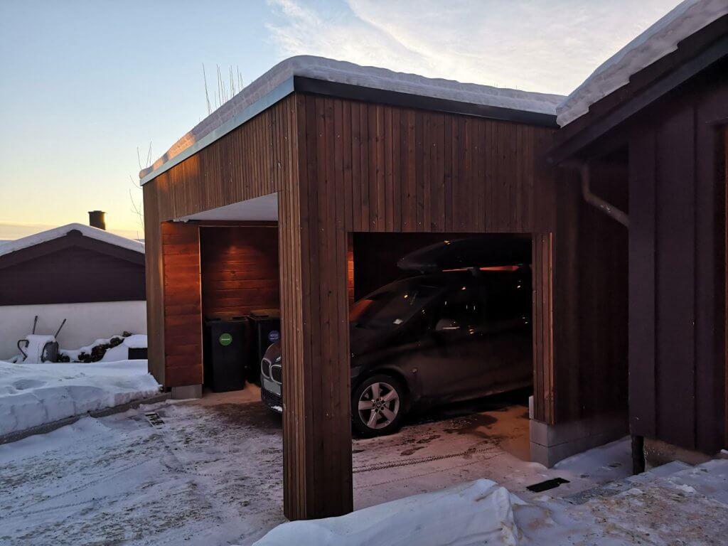 tre brun garasje av aasgard bygg
